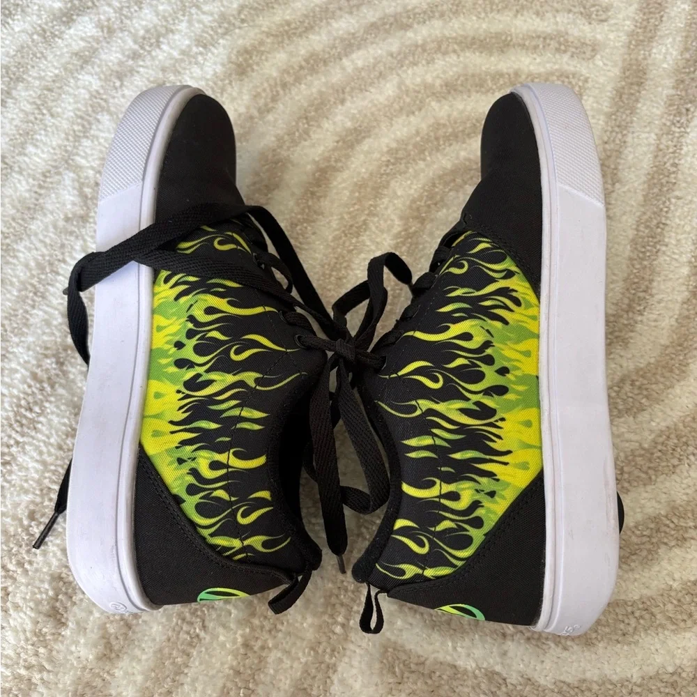 Heelys Black Shoes with Vibrant Green Flames with WHEELS Sz 5 - Picture 2 of 11